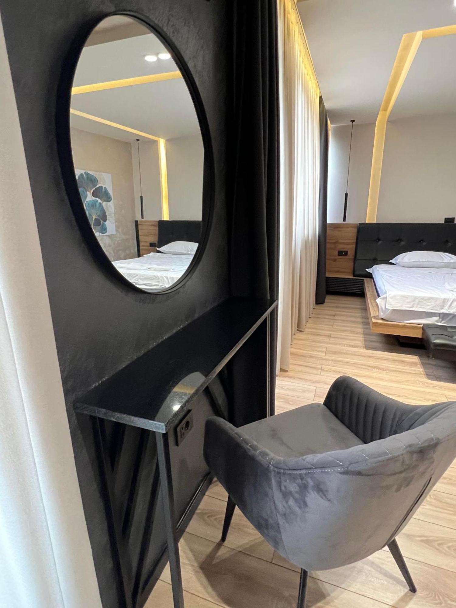 Zet Apartments - Bedroom & Bathroom Pristina Buitenkant foto