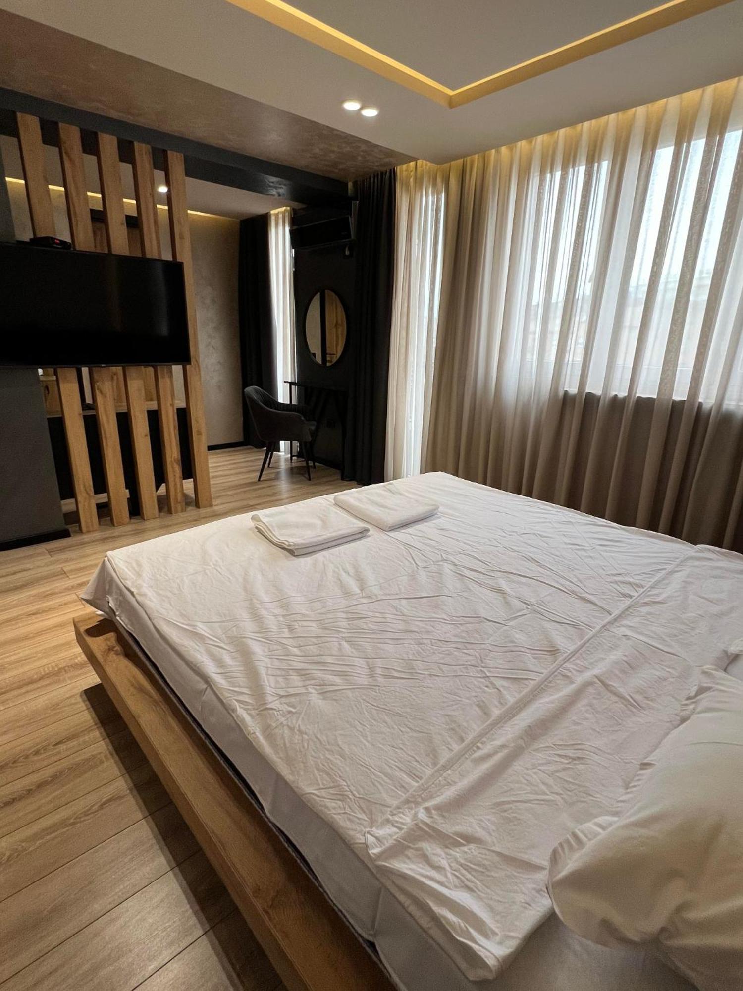 Zet Apartments - Bedroom & Bathroom Pristina Buitenkant foto