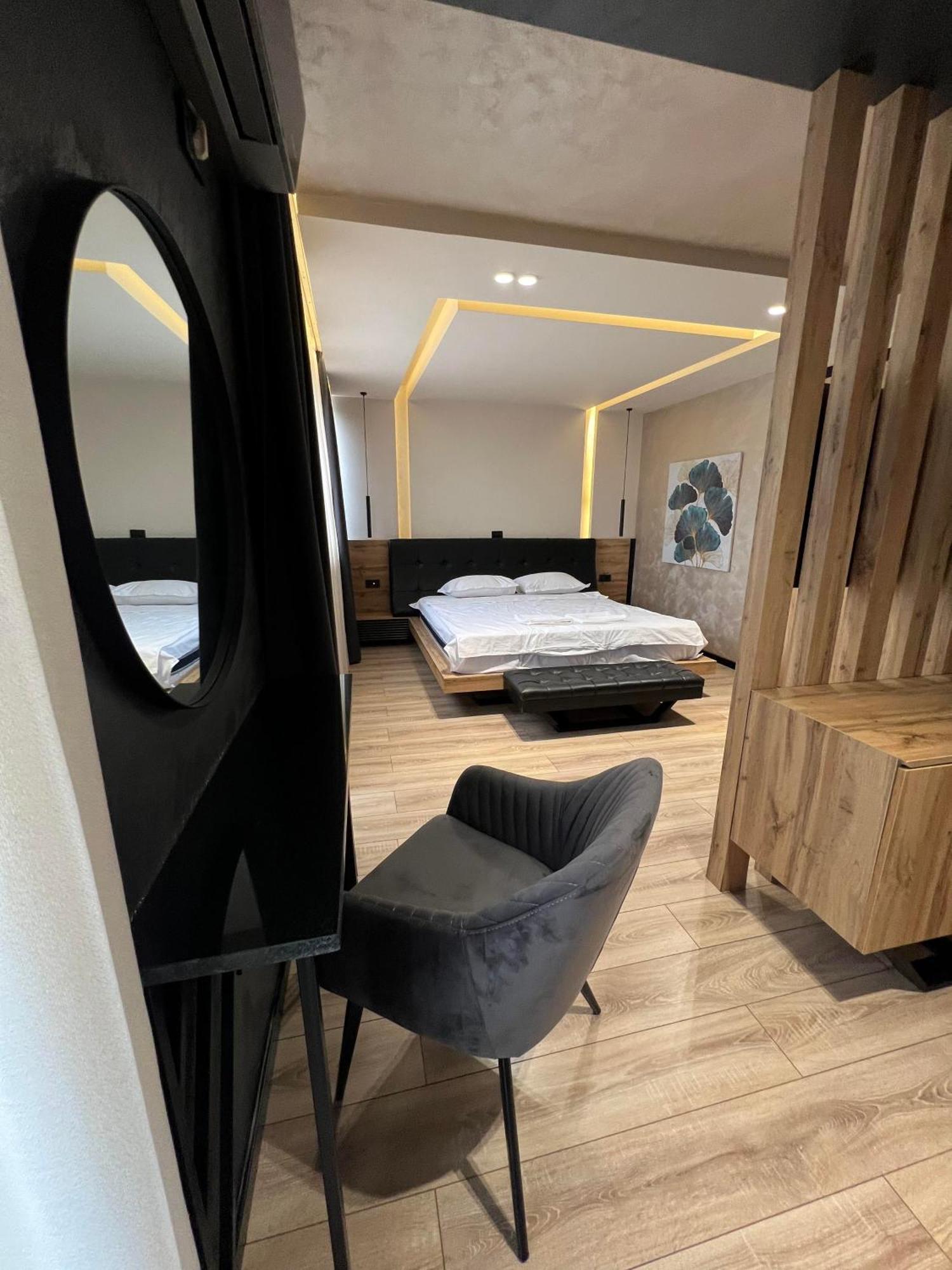 Zet Apartments - Bedroom & Bathroom Pristina Buitenkant foto