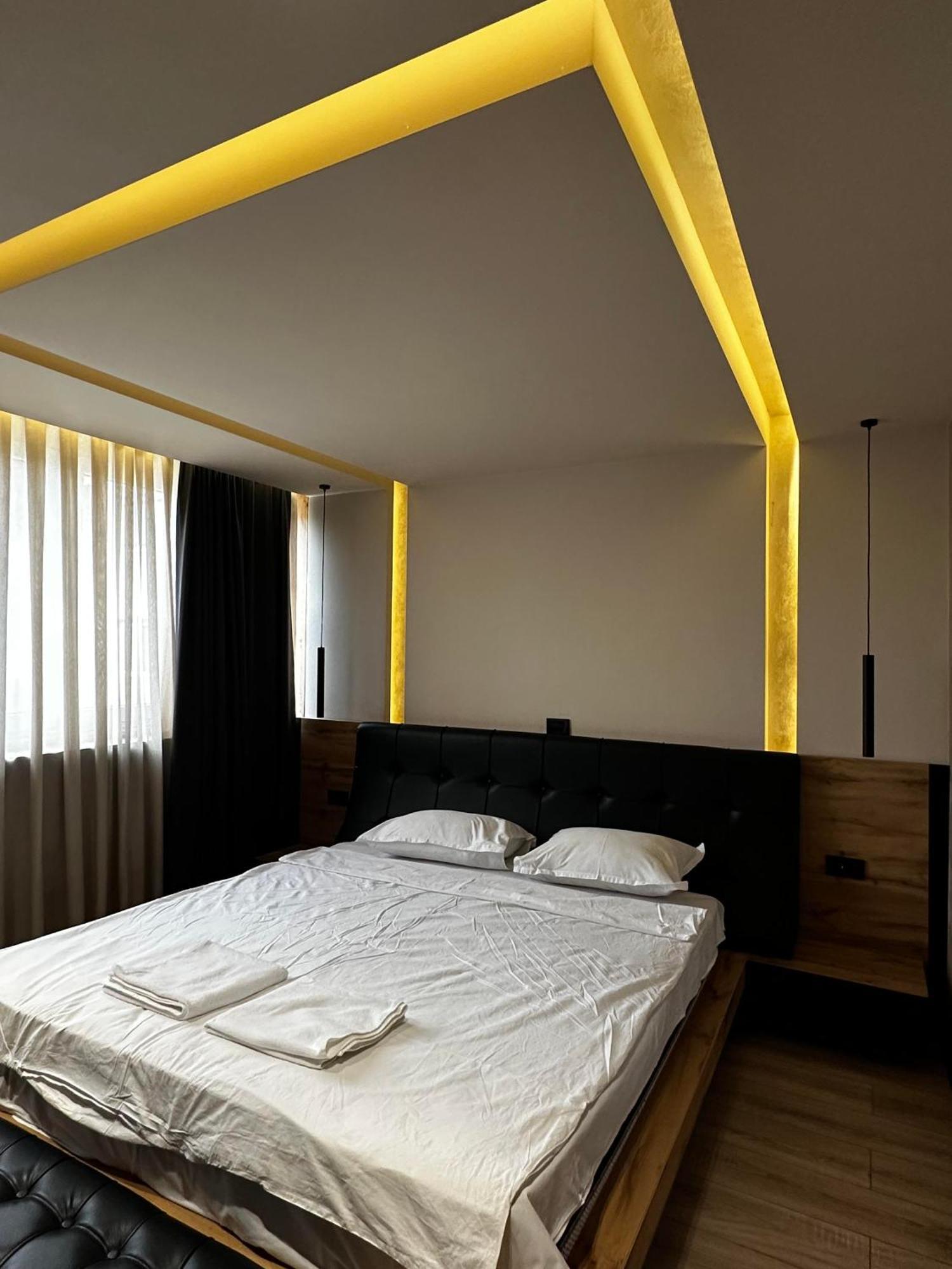 Zet Apartments - Bedroom & Bathroom Pristina Buitenkant foto