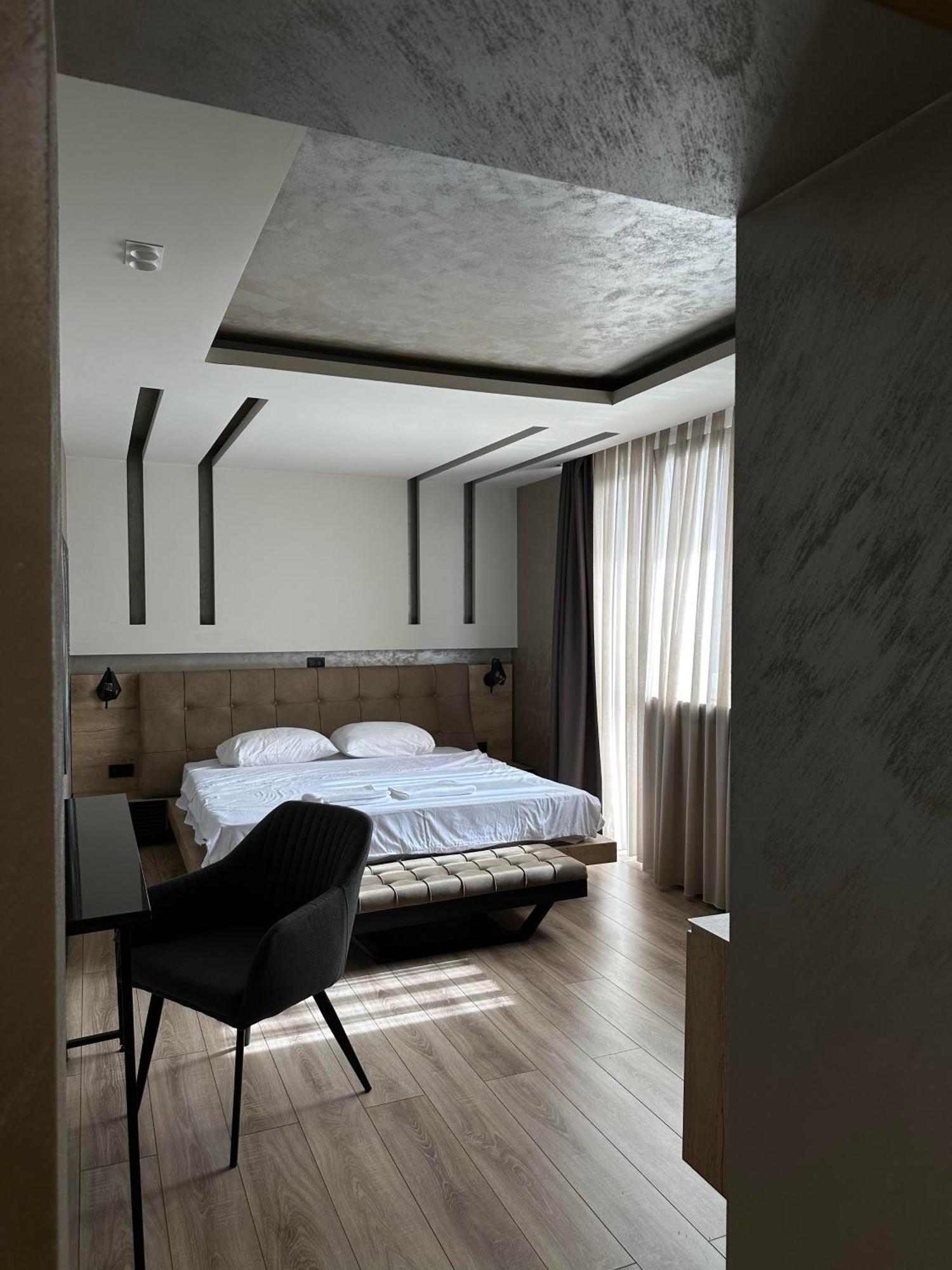 Zet Apartments - Bedroom & Bathroom Pristina Buitenkant foto