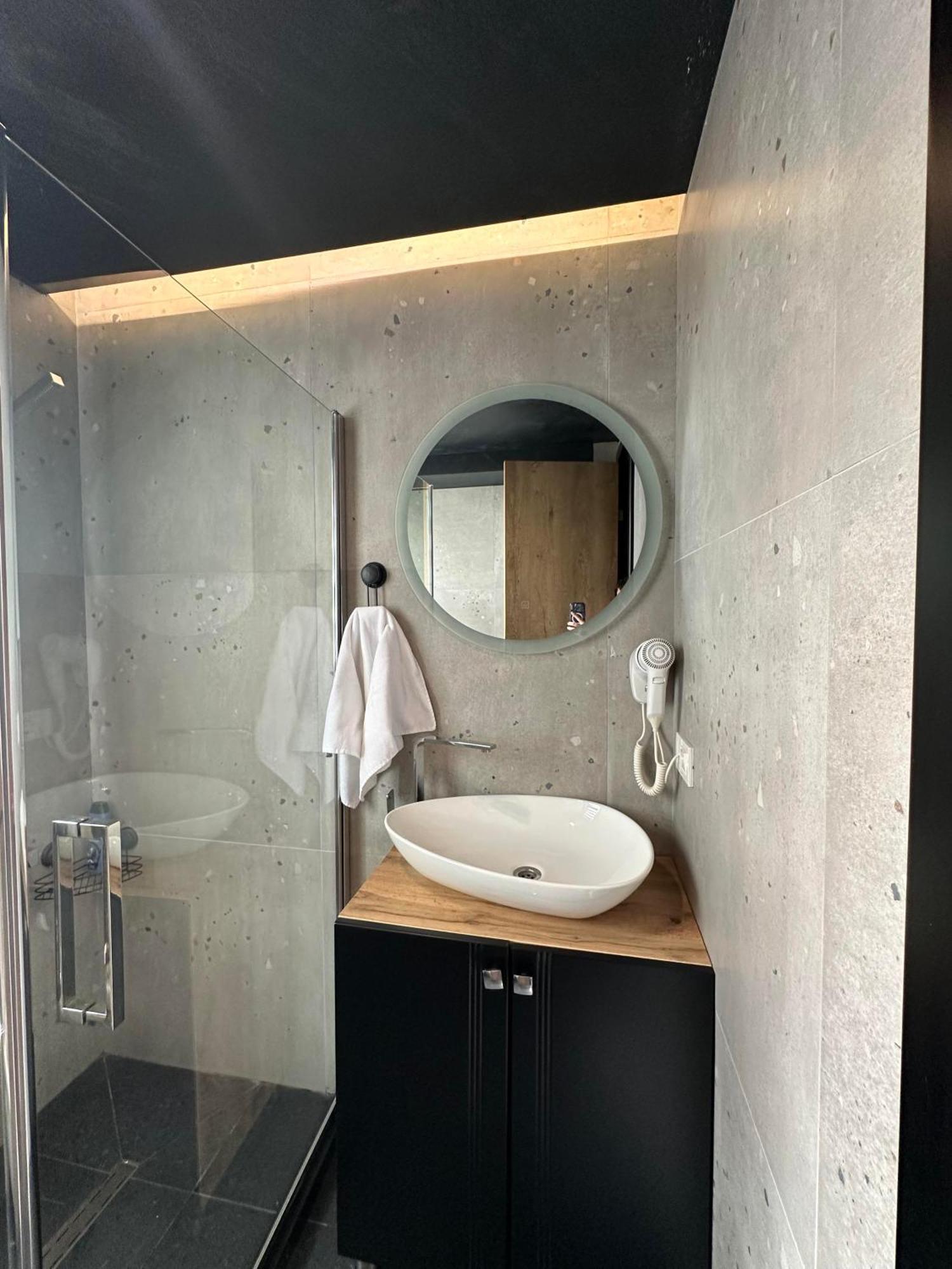 Zet Apartments - Bedroom & Bathroom Pristina Buitenkant foto